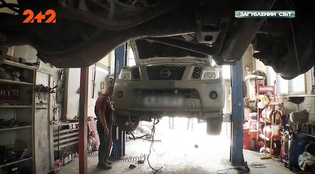 «Иногда из двух авто лепим одну»: киевские волонтеры-автомеханики возвращают к жизни боевые машины
