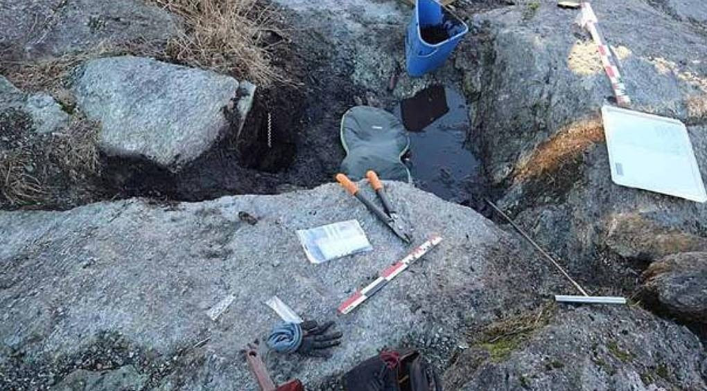 Восьмилетняя норвежская девочка случайно нашла в школе старинный каменный кинжал, которому 3700 лет
