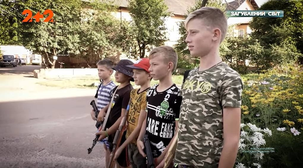 12-летние командиры: украинские мальчишки организовали блокпост, удививший даже профессиональных военных