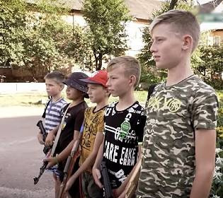 12-летние командиры: украинские мальчишки организовали блокпост, удививший даже профессиональных военных