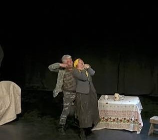 Мощь искусства: украинские актеры показывают ужасы войны в захватывающей пьесе в Европе