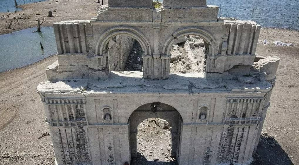 «Винирнула» з води: рідкісна церква XVI століття з’явилася на поверхні річки у Мексиці