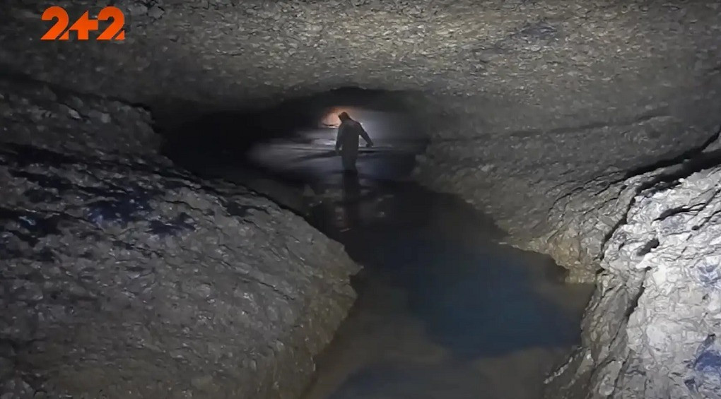 Де знаходиться найглибша печера світу та яку назву їй придумали українці?
