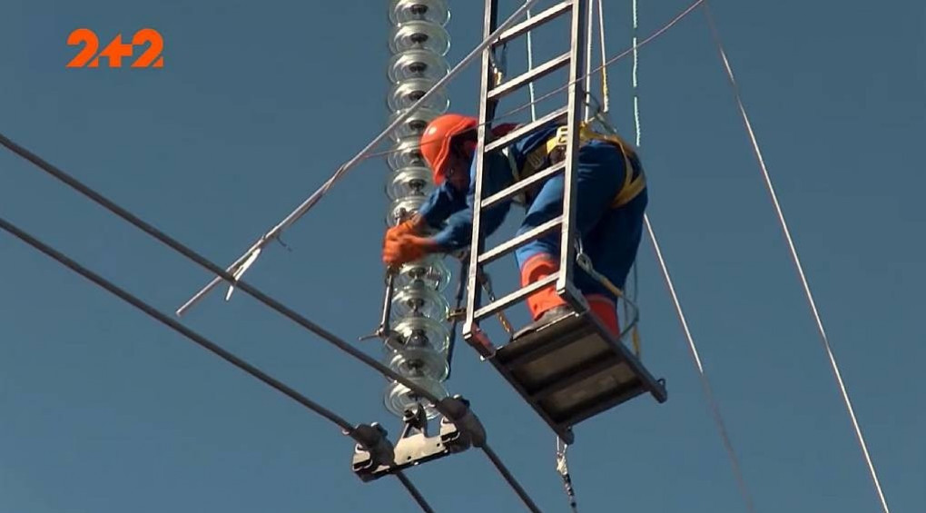«Мы первые в Европе»: украинские электрики ремонтируют линии электропередач без отключения напряжения