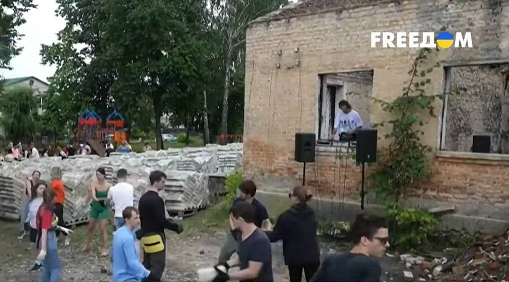 Ремонтуємо разом: молоді українці відбудовують країну під танцювальні біти просто на будмайданчику