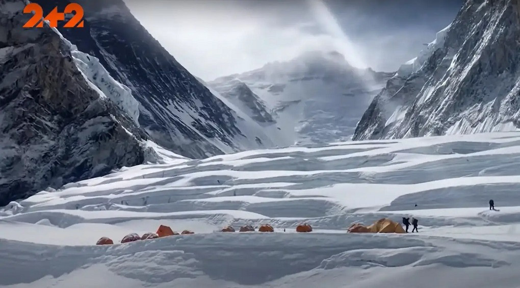 Что чувствует альпинист, поднимаясь на Эверест, и в каких местах на горе нельзя никому помогать