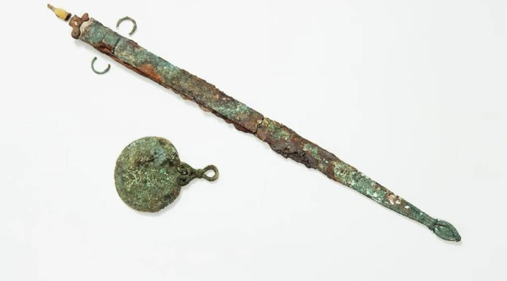 Таємниця 2000-річного скелета, похованого з мечем і дзеркалом біля узбережжя Англії, нарешті розкрита