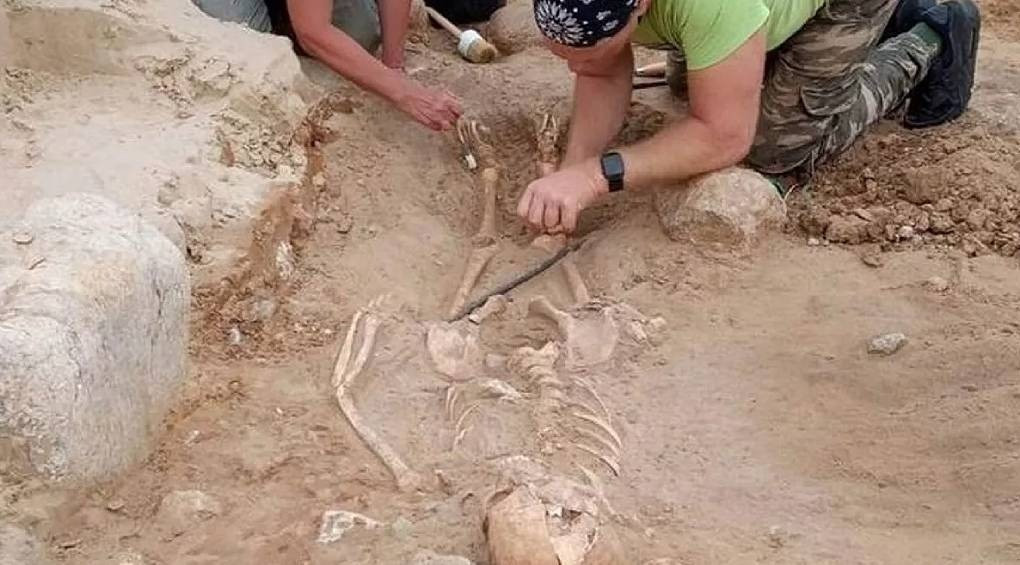 Похоронен с замком на ноге, чтобы не встал с могилы: археологи в Польше нашли останки 400-летнего «ребенка-вампира»