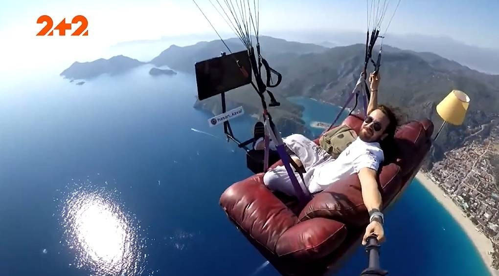 Люди в небе: швейцарский авиатор создал реактивный ранец, а турецкий экстримал летал на диване