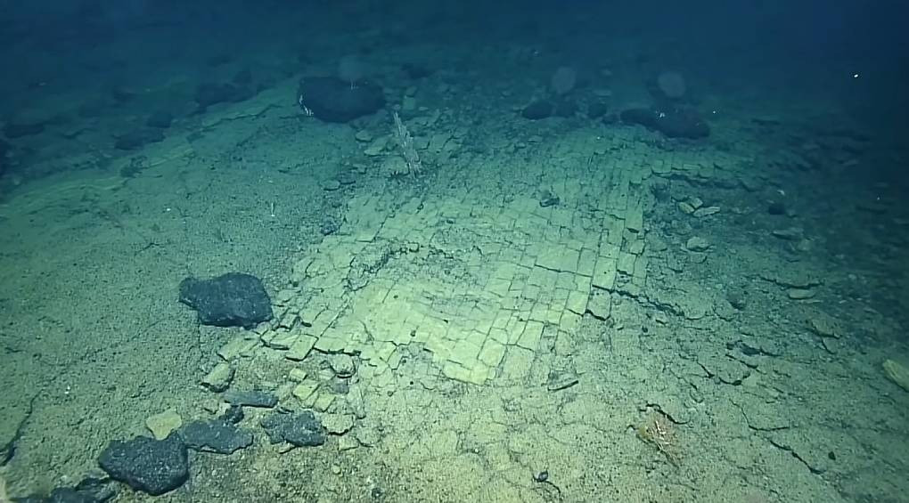 Увлекательное открытие: ученые раскрыли феномен «дороги из кирпича» на дне Тихого океана, похожей на остатки Атлантиды