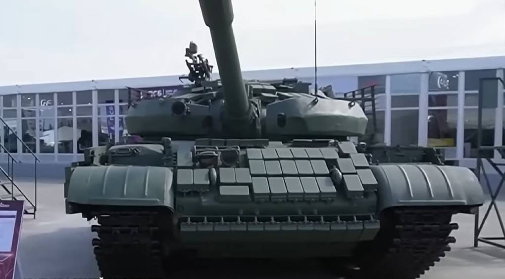 Инновационные российские разработки: на выставке российской техники представили надувные танки и неэффективную броню