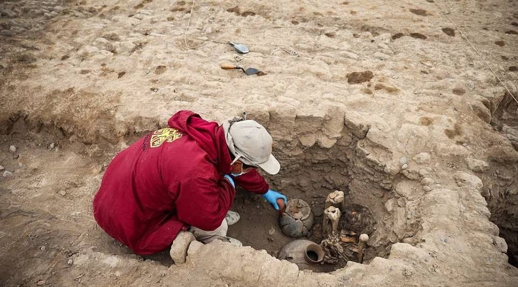 1000-летнюю мумию с хорошо сохранившимися волосами на голове нашли археологи в Перу