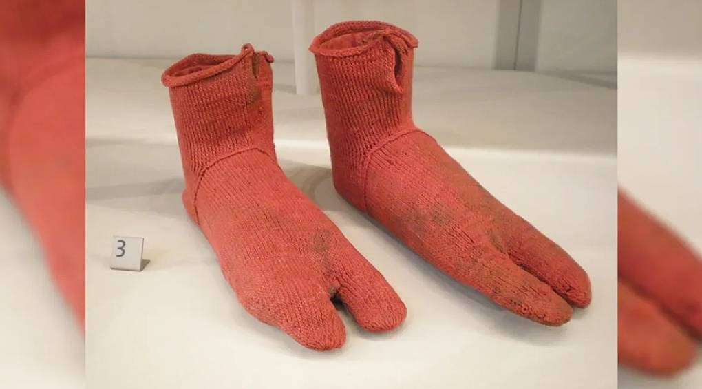 Путешествие в мир древних трендов: 1600-летние носки, похожие на омаров, египтяне носили с сандалиями