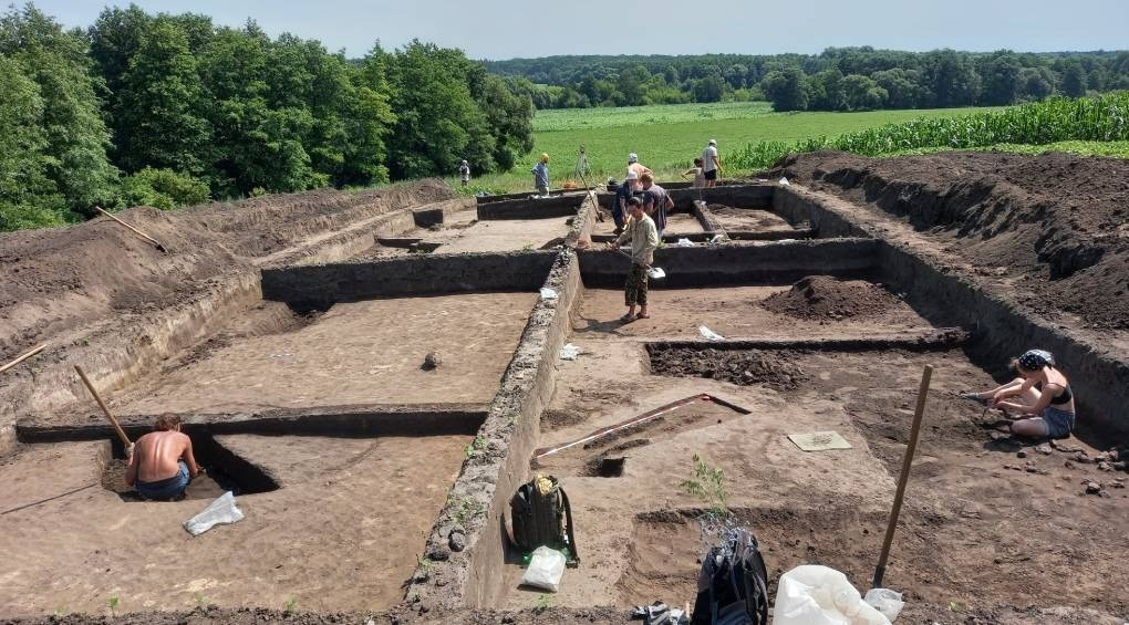 В Киевской области среди 12 средневековых захоронений археологи нашли «Корону мертвых»