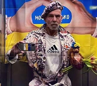Берлинский стилист ежедневно с 24 февраля делает лифто-луки в поддержку Украины – фото мгновенно залетают в тренды