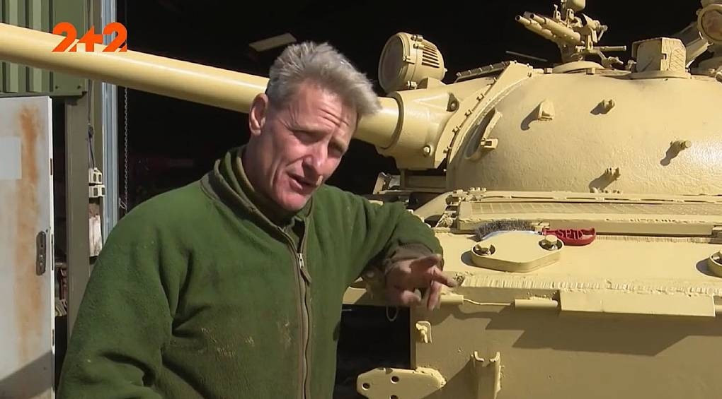 Пять золотых слитков весом более 5 кг нашел британский коллекционер в бензобаке старого советского танка