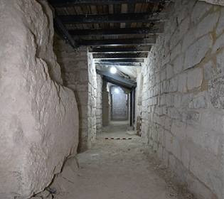 За кулісами піраміди: вчені знайшли в усипальниці єгипетського фараона загадковий коридор та таємничі коміри