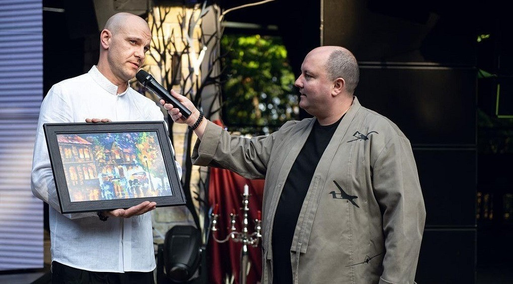 Актер сериала «Опер по вызову» Павел Вишняков вышил картину ради ВСУ