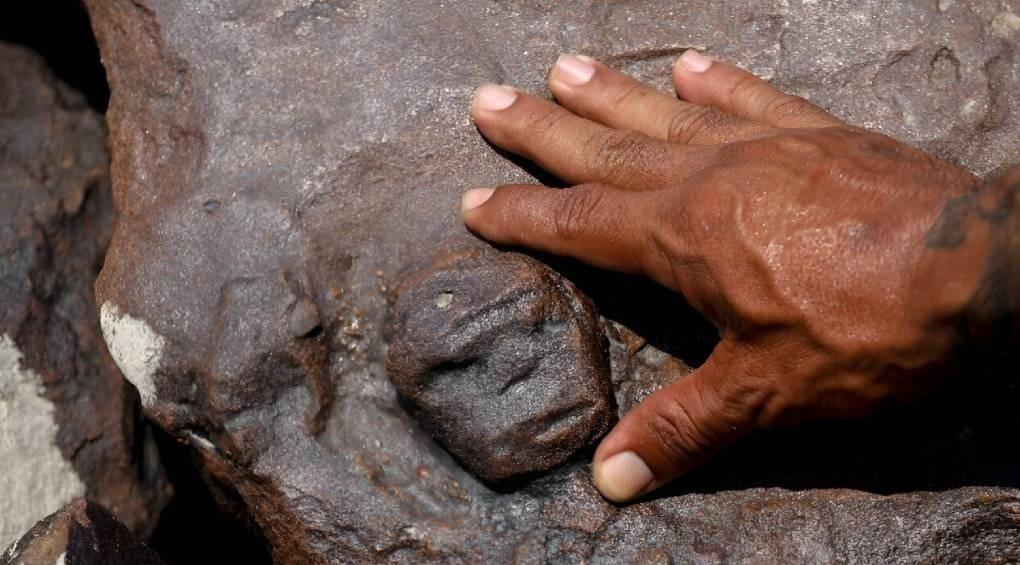 2000-летние изображения человеческих лиц: засуха в Амазонии открыла древние, ранее неизвестные наскальные рисунки