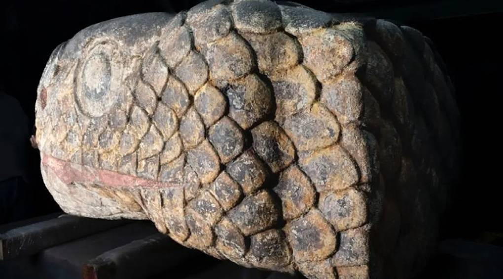 Пролежала неподвижно 500 лет: реликвия ацтеков – гигантская каменная голова змеи появилась после землетрясения в Мексике