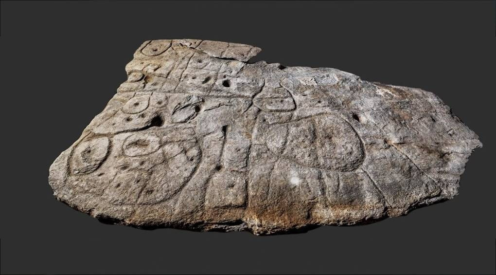 Велика «карта скарбів»: дослідники розкрили справжнє значення каменю із загадковими гравіруваннями