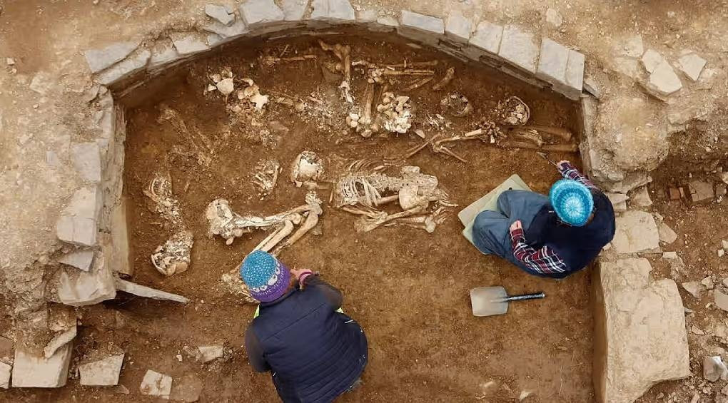 Скелеты мужчин, женщин и детей, два из которых обнимались, обнаружили в спрятанной 5000-летней могиле на севере Британии