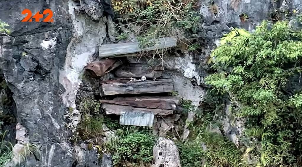 Феномен долини Ехо: мешканці острова Лусон ховають своїх рідних, підвішуючи їх на скелі