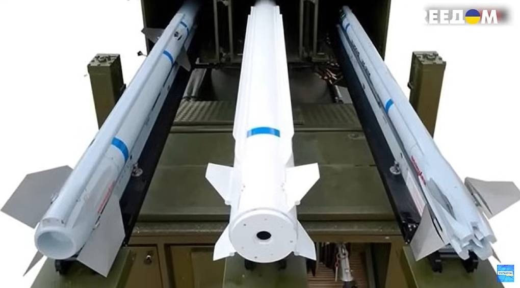 Превращает дроны в конфетти: украинские специалисты модернизировали западные ракеты AIM под украинское ПВО