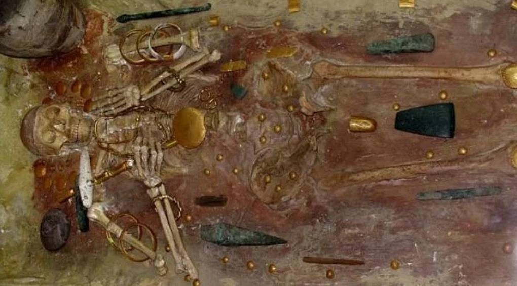 Экскаваторщик в Болгарии раскопал самую богатую могилу 5-го тысячелетия до нашей эры