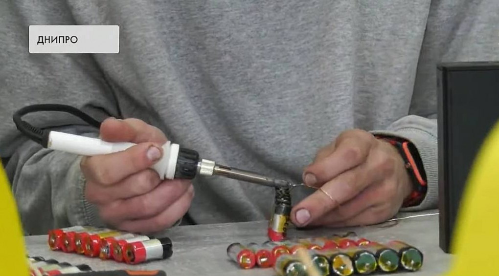 Студенти з Дніпра самостійно створюють павербанки із перероблених акумуляторів електронних сигарет