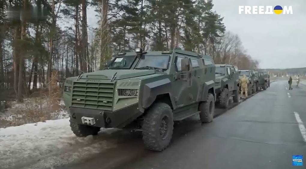 БТР Senator на озброєння ЗСУ: канадська техніка оснащена протимінним захистом та кулеметами