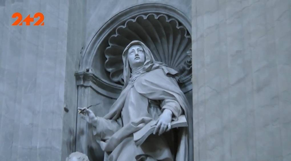Таємниче явище в італійському храмі: на очах вірян статуя Діви Марії зробила крок і почала перебирати вервиці