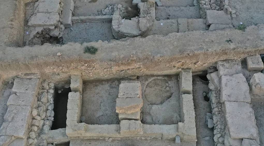 В Греції розкопали 2700-річний храм із величезним вівтарем для жертвоприношень, де збереглися обгорілі кістки