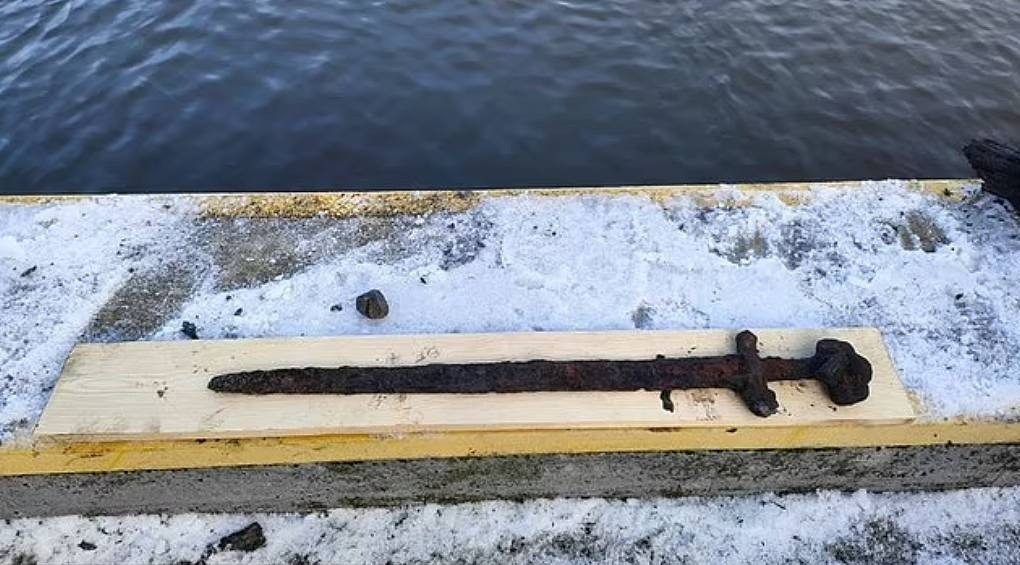 Редкий 1000-летний «меч викинга» в идеальном состоянии обнаружили на дне реки в Польше