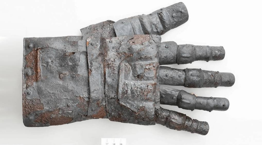 Уникальная находка в Швейцарии: археологи раскопали идеально сохранившуюся бронированную рукавицу XIV века