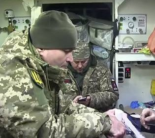 Спасение жизней на передовой: роль и вызовы для украинских военных медиков в эпоху дронов-камикадзе