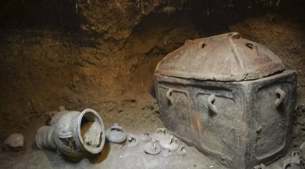 Машина начала проваливаться под землю: как на Крите обнаружили 3400-летнюю гробницу минойского периода?