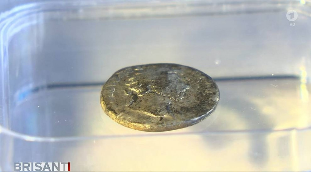 Викопав на дитячому майданчику старовинну монету: у Німеччині 8-річний хлопчик знайшов 1800-річний артефакт