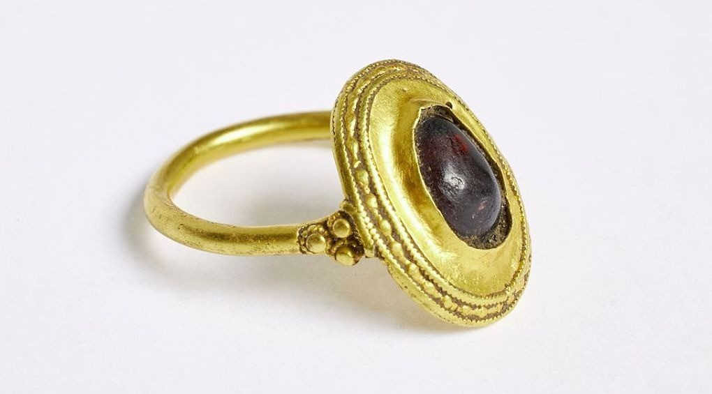 Может переписать целые разделы истории: в Ютландии нашли уникальное старинное золотое кольцо