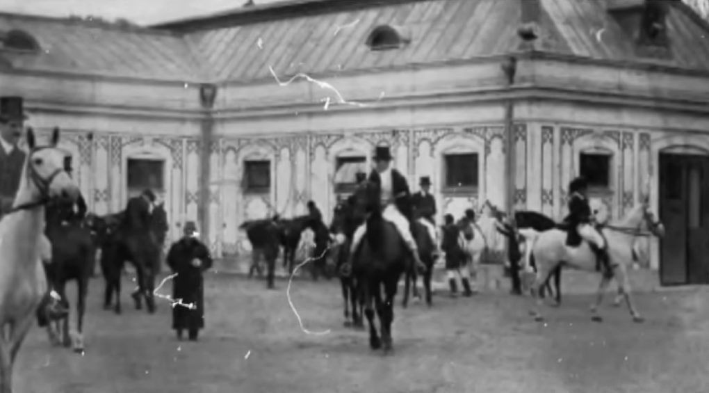 Конный манеж, где вырос украинский конь, череп которой 100 лет находится в музее Британии, до сих пор стоит на Хмельничине