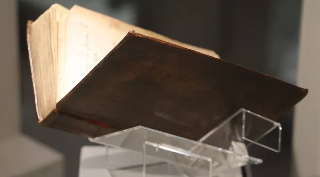 Книгу, загорнуту в людську шкіру, вилучили із бібліотеки Гарварду: вона знаходилася там з 1934 року