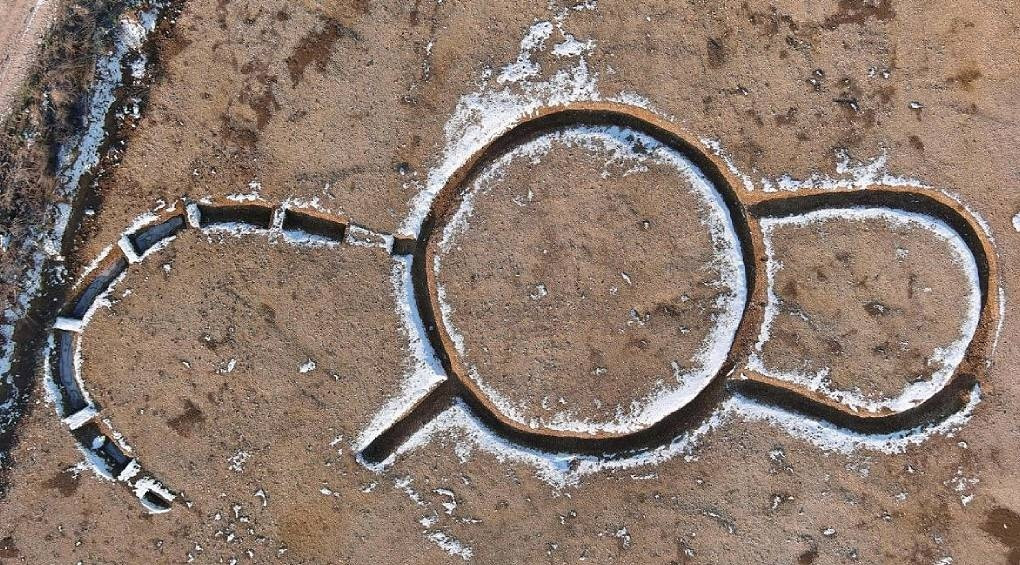 Доисторический памятник в форме подковы был обнаружен во Франции: какую связь он имеет со смертью?