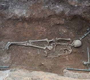 Археологи раскопали 2100-летнюю могилу женщины, которую похоронили на бронзовой кровати и в золотом лавровом венке