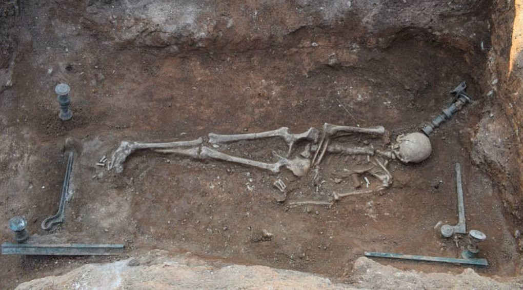 Археологи розкопали 2100-річну могилу жінки, яку поховали на бронзовому ліжку і в золотому лавровому вінку