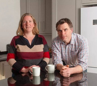 Неожиданная находка: супруги из Англии во время ремонта на своей кухне обнаружили почти 400-летний клад
