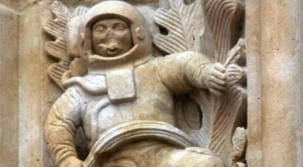 Тайна человека в скафандре на древнем соборе: как на стенах церкви 16 века появился современный астронавт?