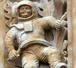 Тайна человека в скафандре на древнем соборе: как на стенах церкви 16 века появился современный астронавт?