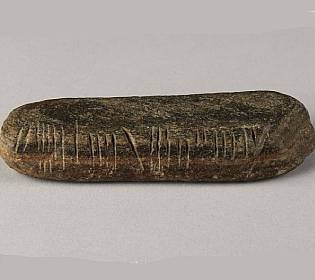 1600-річний камінь з середньовічними написами випадково знайшов в своєму саду вчитель географії з Англії
