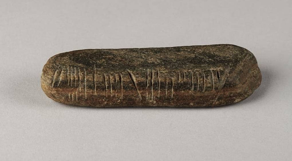 1600-летний камень со средневековыми надписями случайно обнаружил в своем саду учитель географии из Англии
