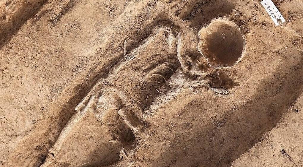 Знатний чоловік і жінка з видаленим обличчям: археологи знайшли загадкове 1000-річне поховання